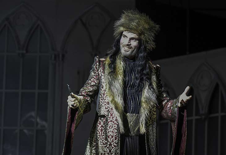 Thomas Borchart als Dracula im gleichnamigen Musical bis zum 13.11.2022 im Deutschen Theater (©Foto: Susanne Brill für das Deutsche Theater)